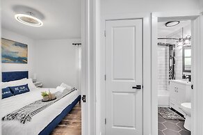 Modern Luxury Amenities Near Woodfield Mall 2 Bedroom Home by RedAwnin