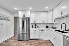 Modern Luxury Amenities Near Woodfield Mall 2 Bedroom Home by RedAwnin