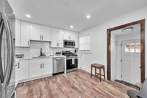 Modern Luxury Amenities Near Woodfield Mall 2 Bedroom Home by RedAwnin