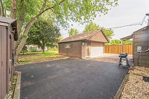 Modern Luxury Amenities Near Woodfield Mall 2 Bedroom Home by RedAwnin