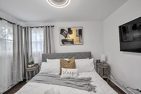 Modern Luxury Amenities Near Woodfield Mall 2 Bedroom Home by RedAwnin