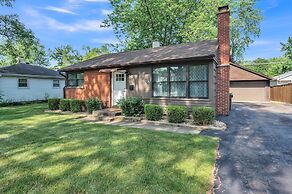 Modern Luxury Amenities Near Woodfield Mall 2 Bedroom Home by RedAwnin