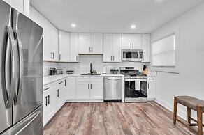 Modern Luxury Amenities Near Woodfield Mall 2 Bedroom Home by RedAwnin