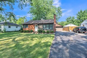 Modern Luxury Amenities Near Woodfield Mall 2 Bedroom Home by RedAwnin