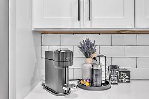 Modern Luxury Amenities Near Woodfield Mall 2 Bedroom Home by RedAwnin