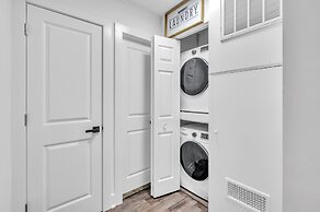 Modern Luxury Amenities Near Woodfield Mall 2 Bedroom Home by RedAwnin