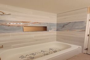 Charming 2BR-2BA by BlueBarrelHomes