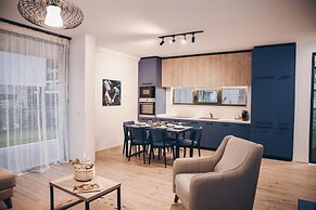 Parrot's Home Lalez Bay