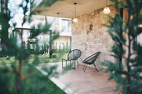 Parrot's Home Lalez Bay