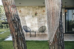 Parrot's Home Lalez Bay