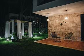 Parrot's Home Lalez Bay