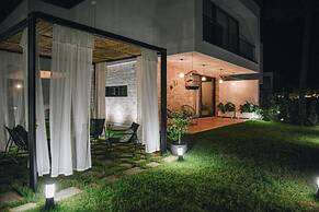 Parrot's Home Lalez Bay