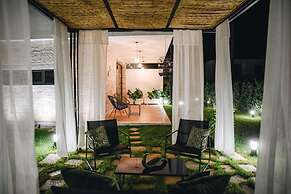 Parrot's Home Lalez Bay