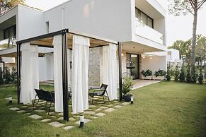 Parrot's Home Lalez Bay