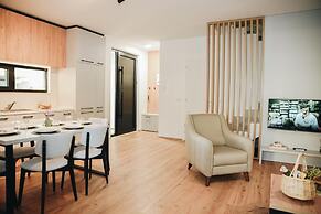 Parrot's Home Lalez Bay