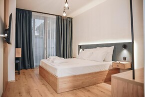 Parrot's Home Lalez Bay