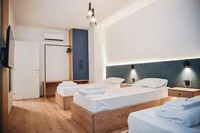 Parrot's Home Lalez Bay