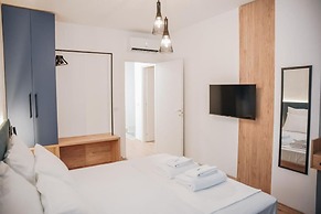 Parrot's Home Lalez Bay