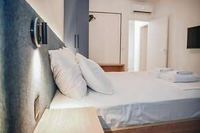 Parrot's Home Lalez Bay