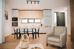 Parrot's Home Lalez Bay