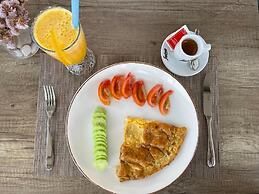 Parrot's Home Lalez Bay