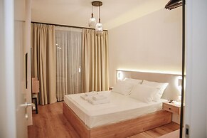 Parrot's Home Lalez Bay