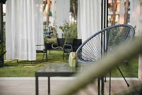 Parrot's Home Lalez Bay