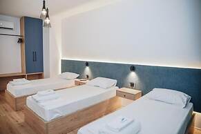 Parrot's Home Lalez Bay