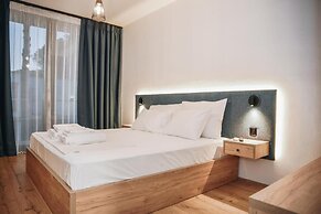 Parrot's Home Lalez Bay