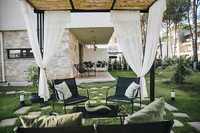 Parrot's Home Lalez Bay