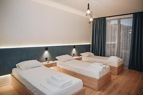 Parrot's Home Lalez Bay