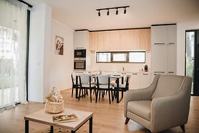 Parrot's Home Lalez Bay