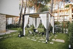 Parrot's Home Lalez Bay