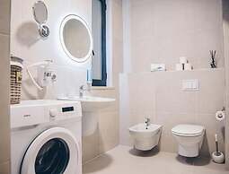 Parrot's Home Lalez Bay