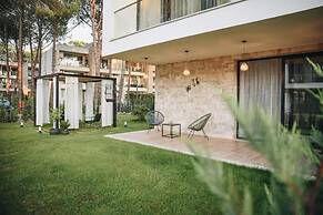 Parrot's Home Lalez Bay