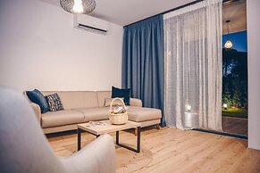 Parrot's Home Lalez Bay