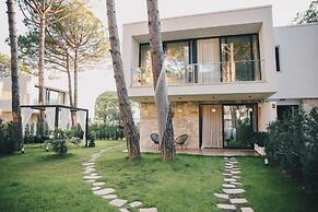 Parrot's Home Lalez Bay