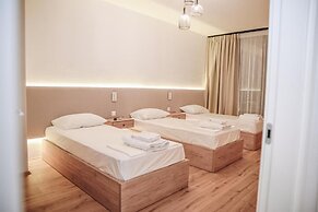 Parrot's Home Lalez Bay