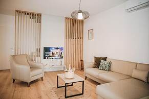 Parrot's Home Lalez Bay