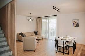 Parrot's Home Lalez Bay