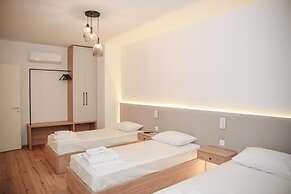 Parrot's Home Lalez Bay