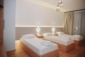 Parrot's Home Lalez Bay