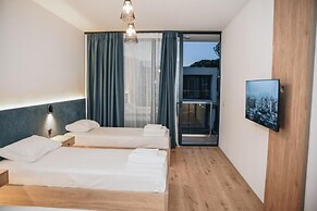 Parrot's Home Lalez Bay