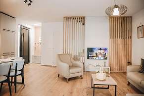 Parrot's Home Lalez Bay