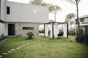 Parrot's Home Lalez Bay