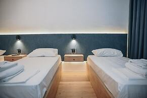 Parrot's Home Lalez Bay