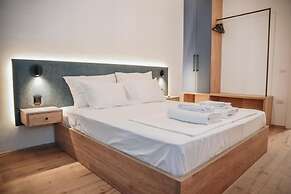 Parrot's Home Lalez Bay