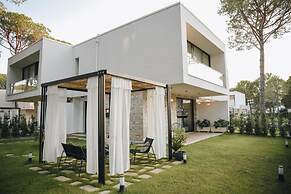 Parrot's Home Lalez Bay