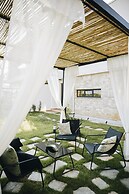 Parrot's Home Lalez Bay