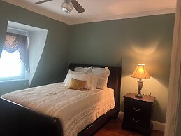 2Br Private Victorian Apartment in City Location on Half Acre Sleeps 5